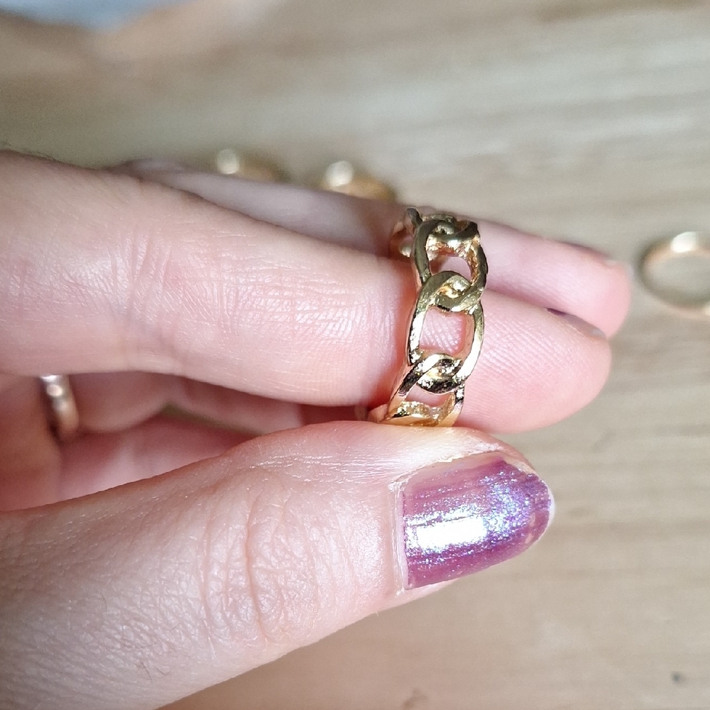 Vintage-Style Gold-tone Ring Set with Crown Design - Picture 6 of 8